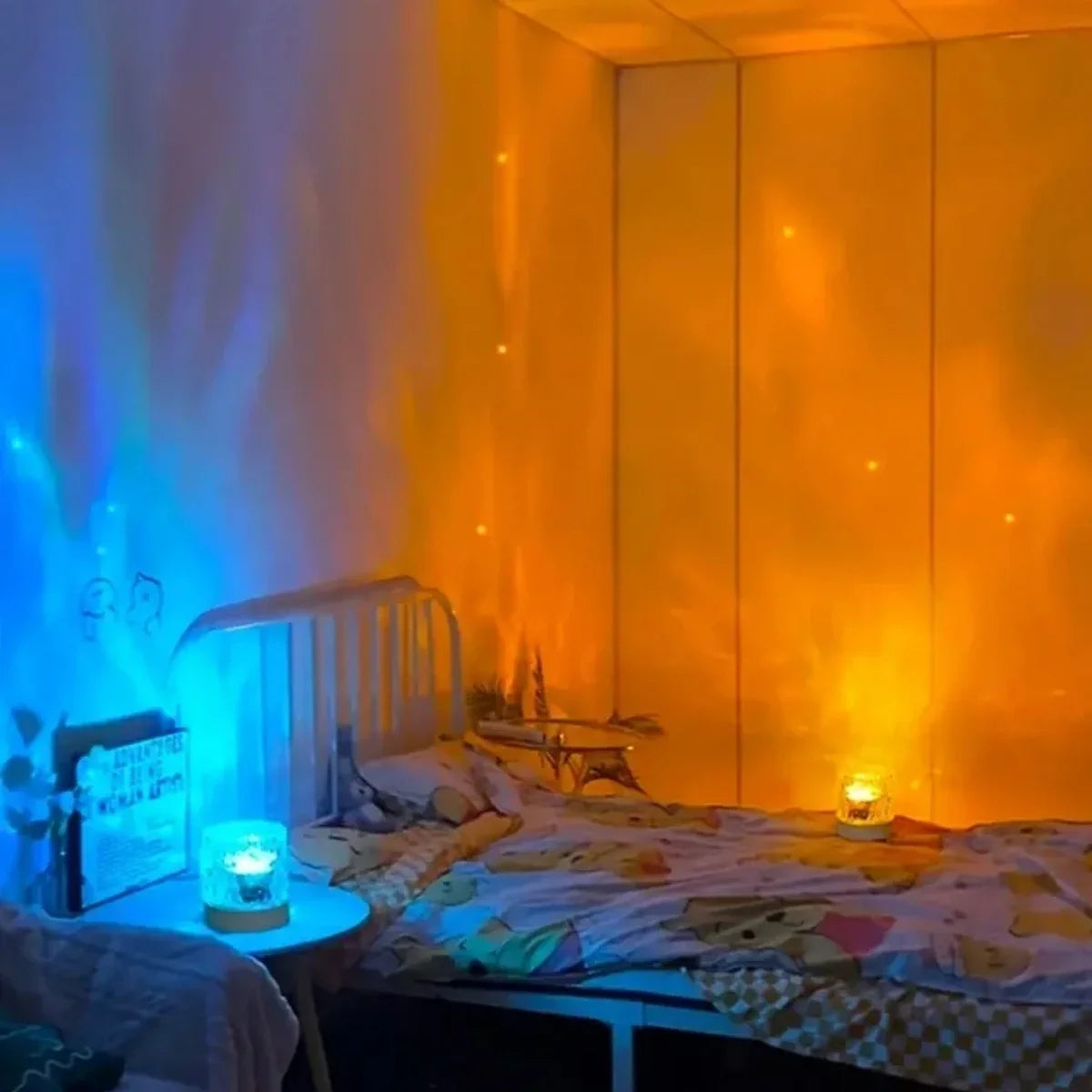 Reflets d'eau projetés dans une chambre par une lampe d'ambiance