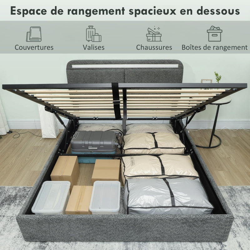 Coffre de rangement ouvert sous le sommier : couettes, valises, chaussures et boîtes