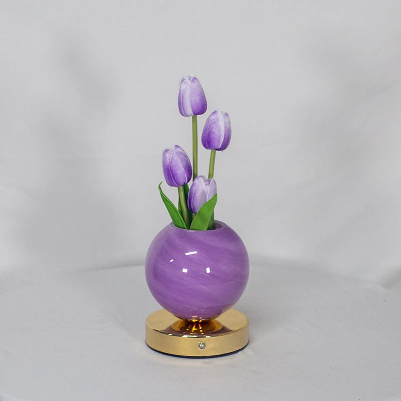 Lampe tulipes violettes sur boule lumineuse