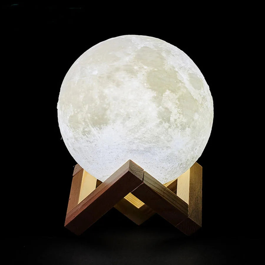 Lampe lune 3D allumée sur son socle en bois