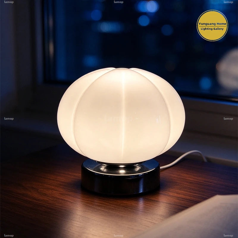 Lampe citrouille en verre blanc allumée le soir