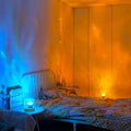 Reflets d'eau orange et bleus projetés sur les murs d'une chambre