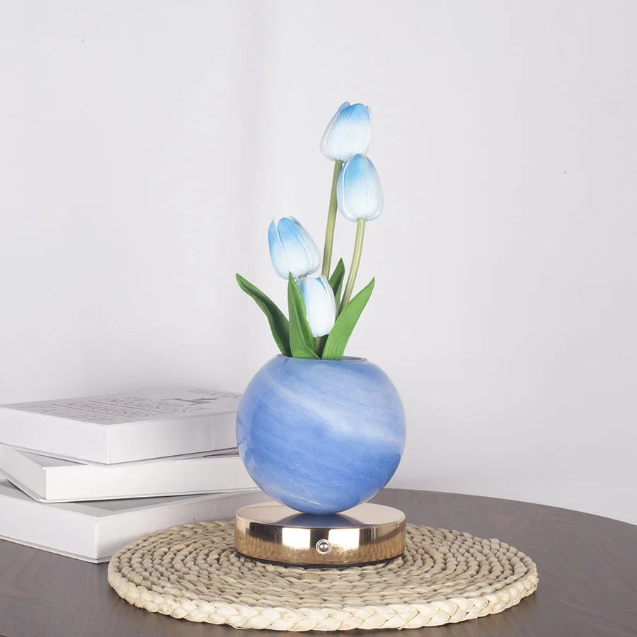 Lampe tulipes bleues sur boule planète bleue