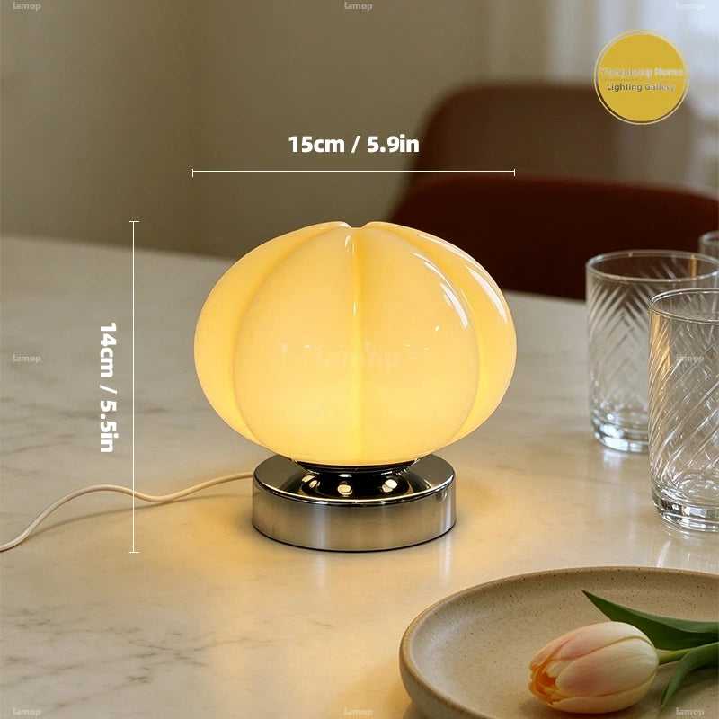 Lampe citrouille en verre jaune allumée, 15 x 14 cm