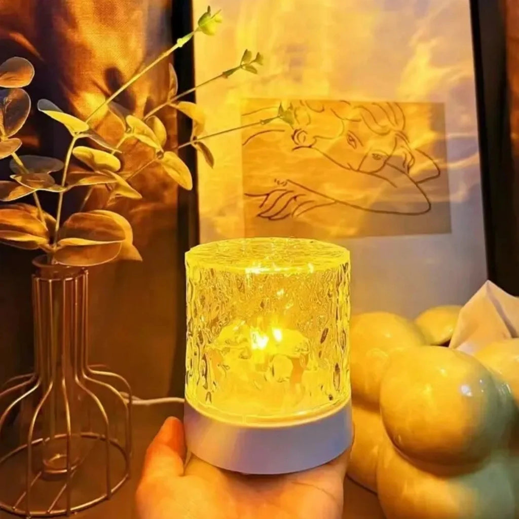 Lampe effet vagues en lumière chaude tenue dans la main